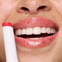 Essence Juicy Bomb Glossy Butter Balm Labial 01 One In A Melon 2,5g