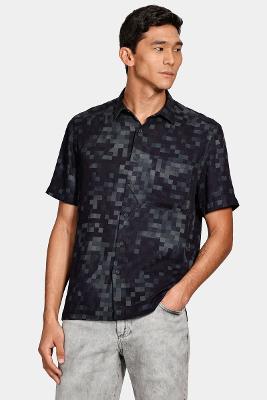 Camisa Manga Curta Move Regular Ampla Estampa Pixel Com Bolso Marinho