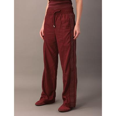 Calça Calvin Klein Jeans Feminino Abertura na Barra e Detalhes - Bordo