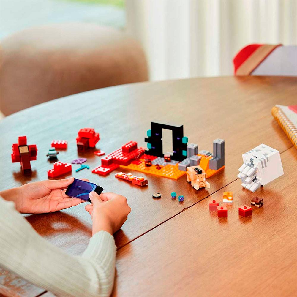 LEGO Minecraft A Emboscada no Portal do Nether 352 Peças 21255 - 4