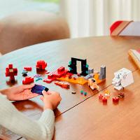 LEGO Minecraft A Emboscada no Portal do Nether 352 Peças 21255