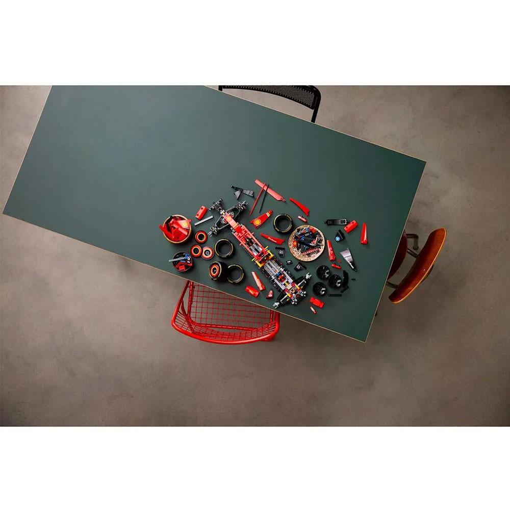 LEGO Carro Ferrari SF-24 F1 1361 peças 42207 - 4