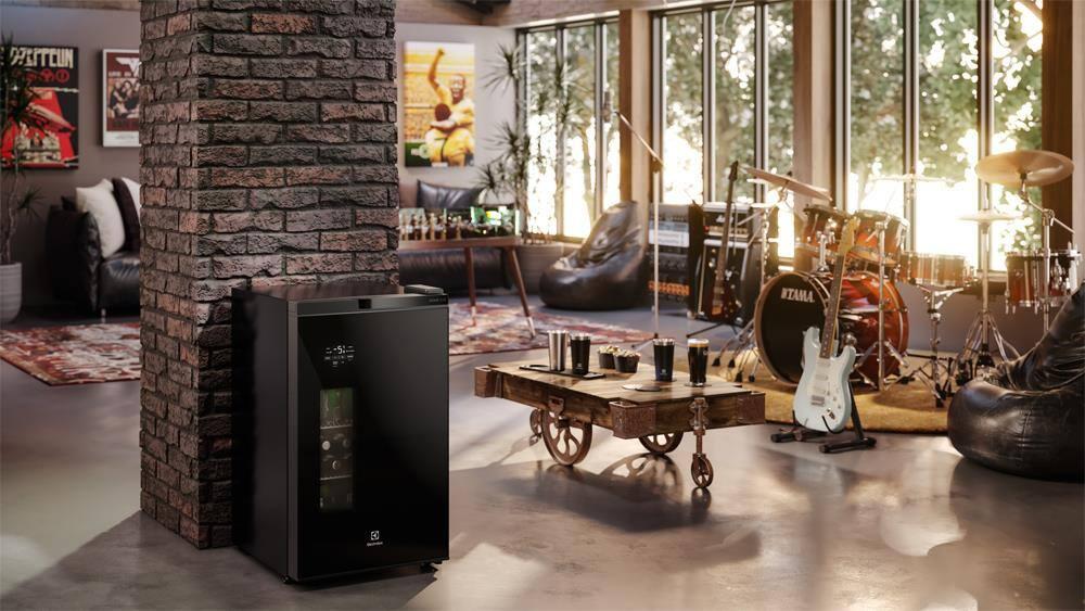 Cervejeira Home Bar Electrolux EB100 Frost Free 100L Porta de Vidro Preta - 7