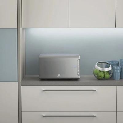 Micro-ondas Electrolux 31L cor Inox Espelhado com Painel Integrado e Função Tira Odor (MI41S)