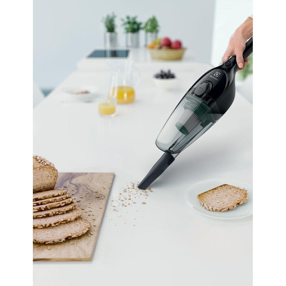 Aspirador de Pó Vertical com Fio Electrolux 1100W 2 em 1 Filtro HEPA Preto (STK12) - 5