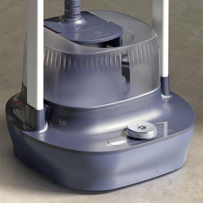 Vaporizador Higienizador de Roupas Electrolux Expert com Tábua de Passar Regulável (EGS20)