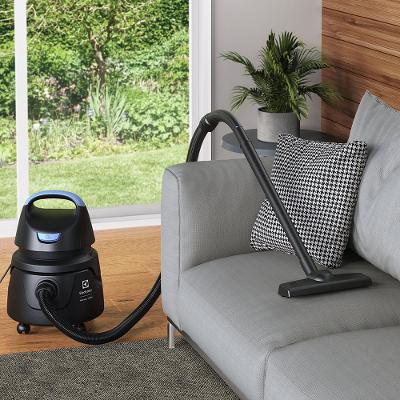 Aspirador de Pó e Água Electrolux 1400W  c/ Conjunto de Acessórios e Rodas 360° (AWD01)
