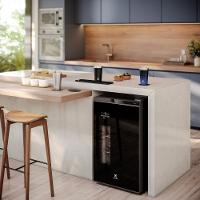 Cervejeira Home Bar Electrolux Frost Free 100L Porta de Vidro Preta (EB100) - 10