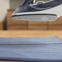 Ferro de Passar a Vapor e a Seco Electrolux Experience Care ESI60 com Spray, Base Cerâmica e Tecnologia PowerVapour – Azul Marinho - 3