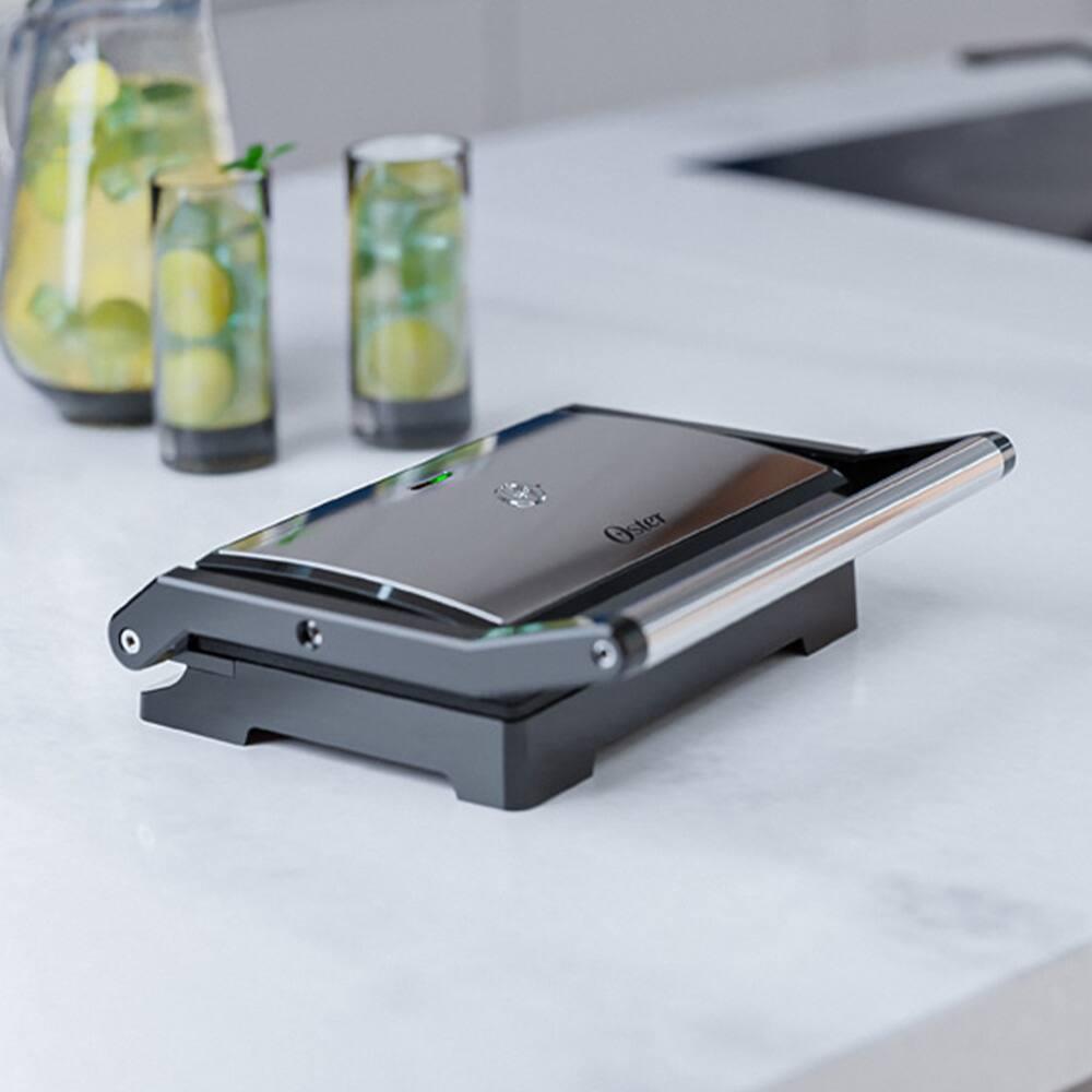 Mini Grill Elétrico Oster OGRL230 2 em 1 com abertura 180° - Inox - 10