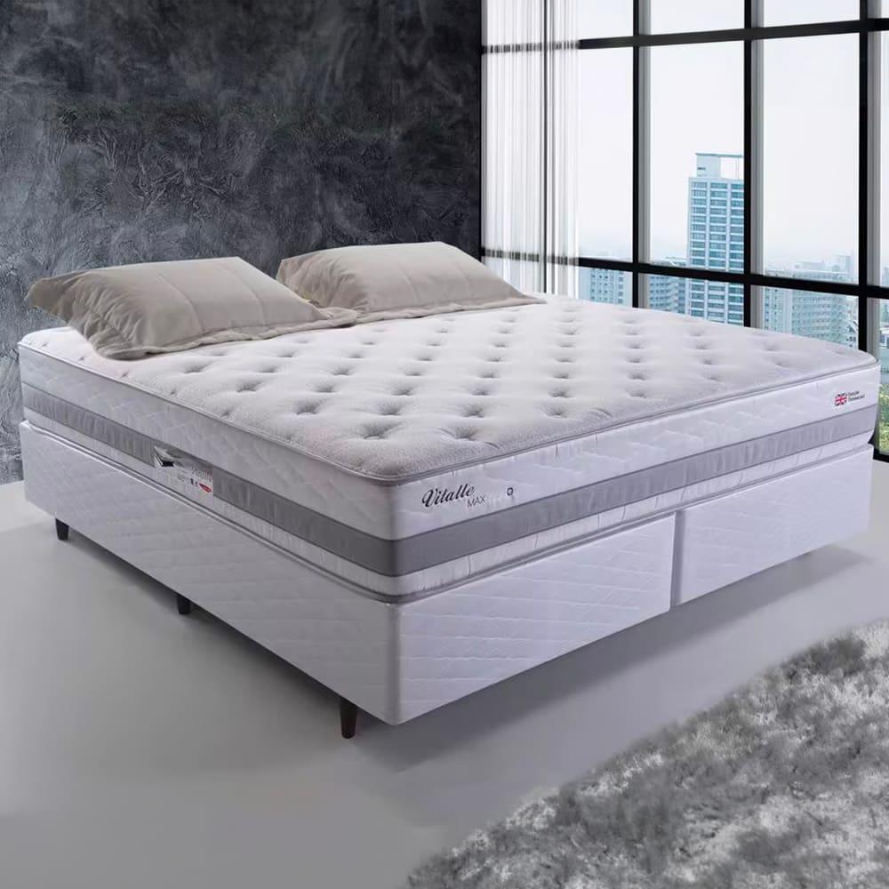 Cama King Size Herval Vitalle com Revestimento em Tecido Poliéster, Laterais com Bordado Matelassê e Colchão com Molas Maxpring 31x193x203cm – Cinza - 1