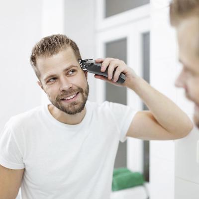 Máquina de Cortar Cabelo BCR18T 18W Titanium Britânia Com 9 Acessórios 220V