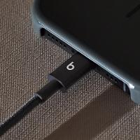 Cabo curto trançado de USB-A para USB-C da Beats (20 cm), Preto-relâmpago - 3