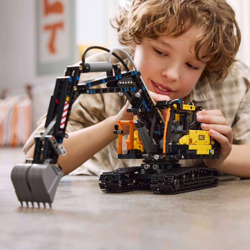 LEGO® Technic™ - Caminhão Volvo FMX e escavadeira elétrica EC230 - 7