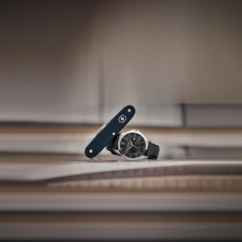 Relógio Victorinox Masculino em Couro Preto com Kit Canivete - 2