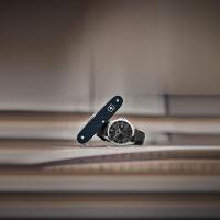 Relógio Victorinox Masculino em Couro Preto com Kit Canivete - 2