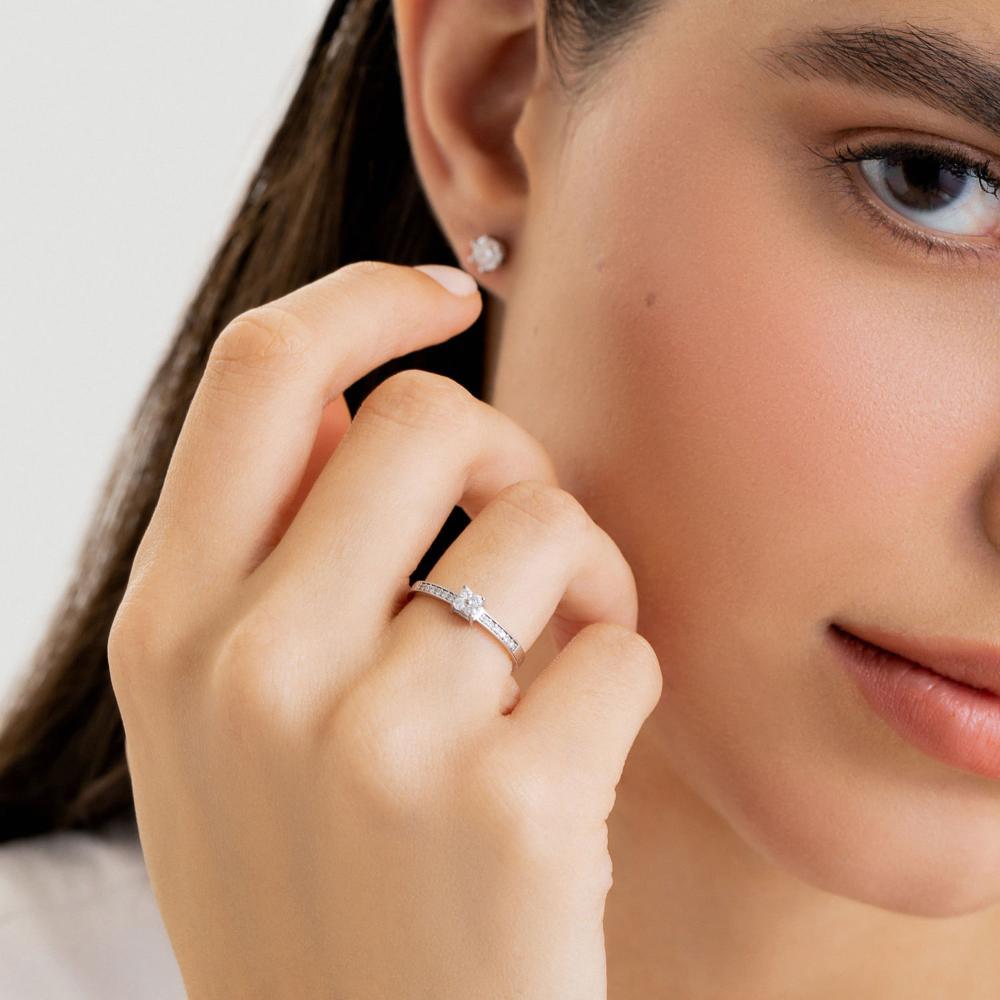 Anel Solitário com 14 Pontos de Diamantes em Ouro Branco 18k - 2