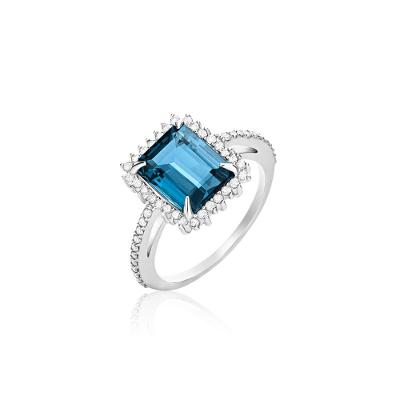 Anel com Topázio London e Diamantes em Ouro Branco 18k