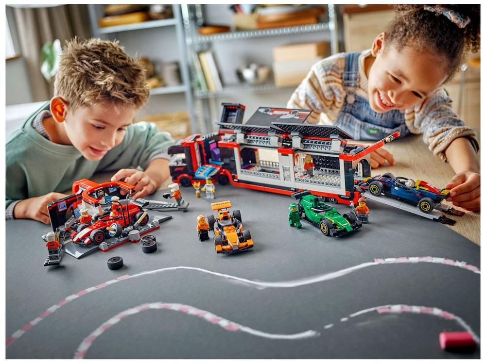 LEGO Caminhão de F1 com Carros de F1 RB20 e AMR24 - 2