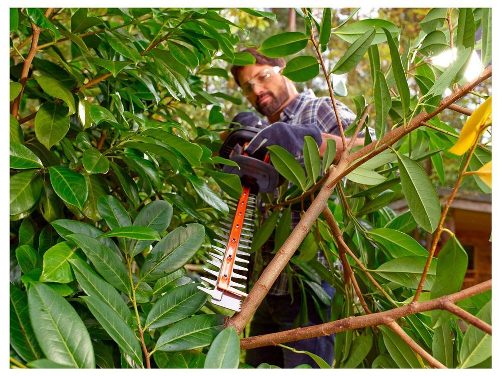 Aparador de Grama Elétrico Black+Decker 400W - 6