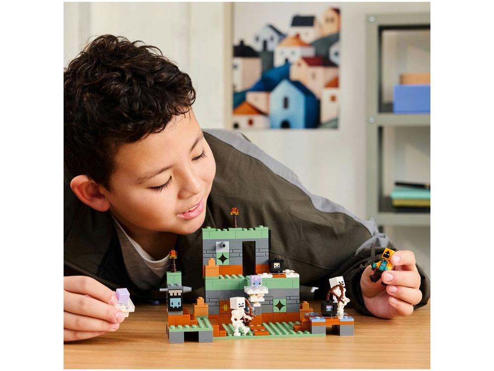 LEGO Minecraft A Câmara do Desafio 21271 322 Peças - 3