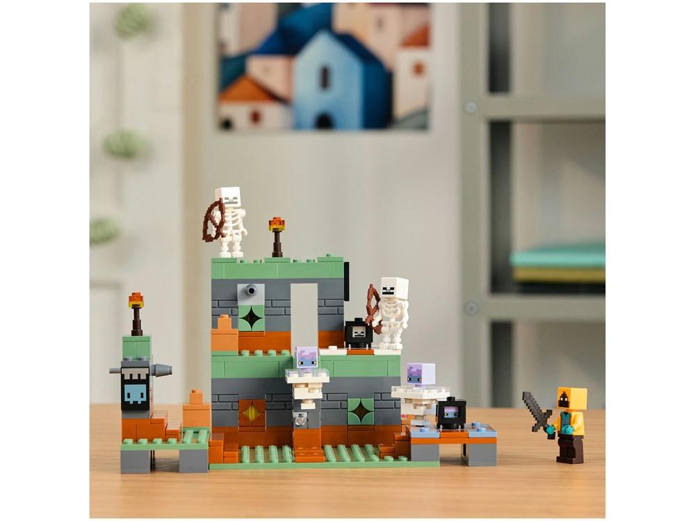 LEGO Minecraft A Câmara do Desafio 21271 322 Peças - 5