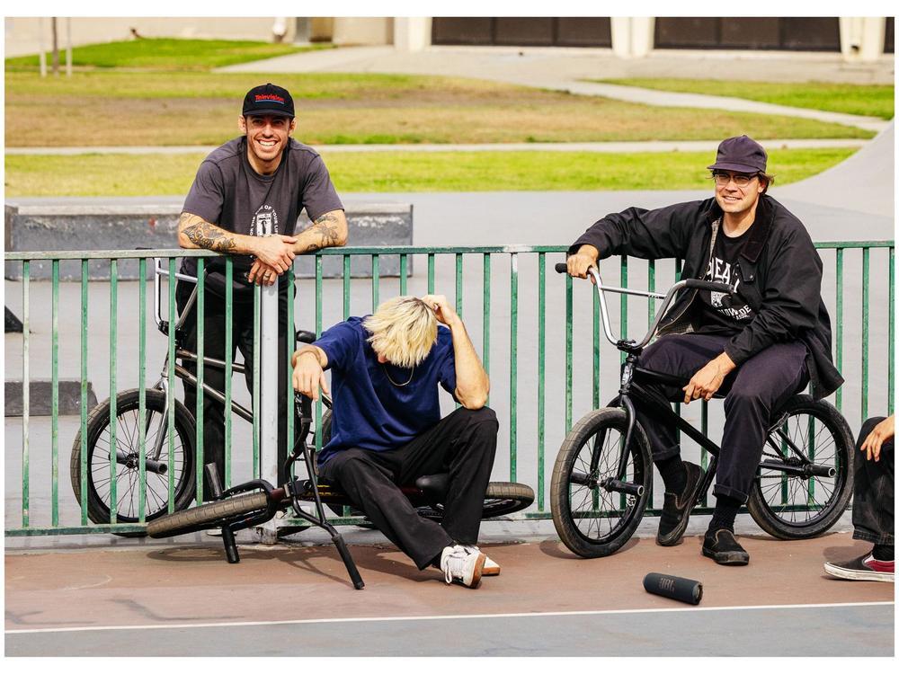 Caixa de Som JBL Flip 7 JBLFLIP7BLKBR Bluetooth Amplificada Portátil IP68 25W RMS - 3