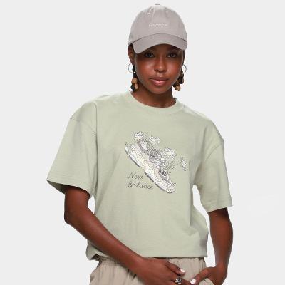 Camiseta New Balance Flower Shoe Feminina