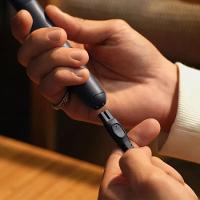 Aparador Philips OneBlade QP1424/10 Bivolt - Preto