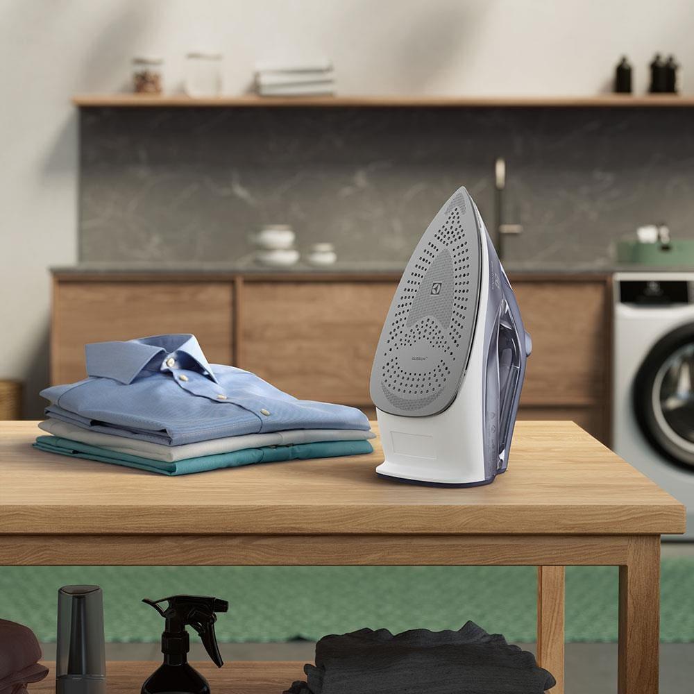 Ferro de Passar a Vapor e a Seco Electrolux Experience Care ESI60 com Spray, Base Cerâmica e Tecnologia PowerVapour – Azul Marinho - 7
