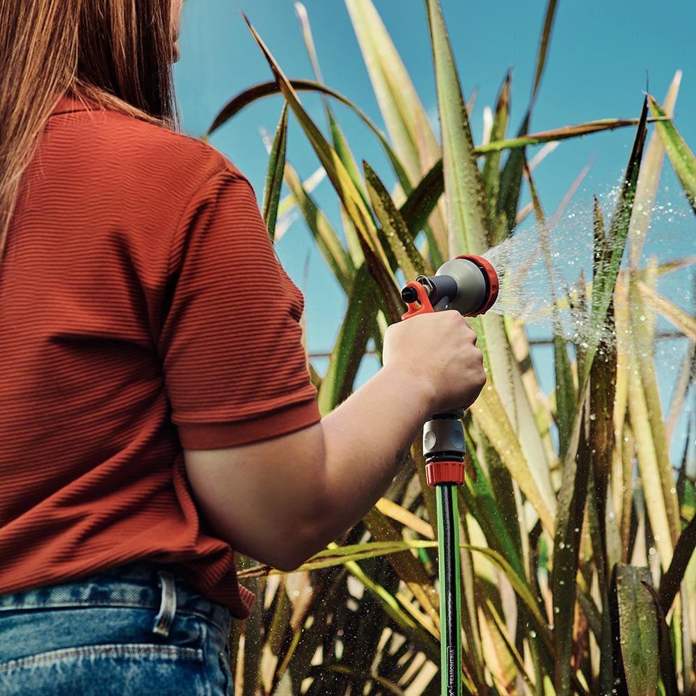 Mangueira Tramontina Flex para Jardim Verde com Faixa Preta em PVC 4 Camadas, Engate Rápido, Engate Rosqueado, Hidropistola e Suporte – 15 Metros - 2