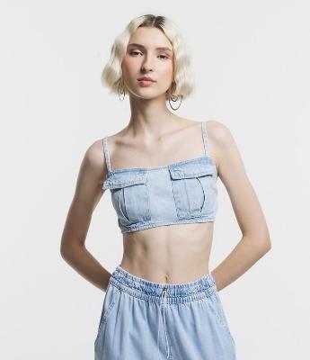Top em Jeans com Bolsos de Lapela e Alças Finas