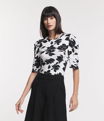 Blusa em Viscolycra com Manga Bufante e Estampa Flores Contrastantes