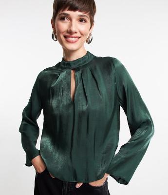Blusa em Tecido Acetinado com Detalhe Franzido na Gola