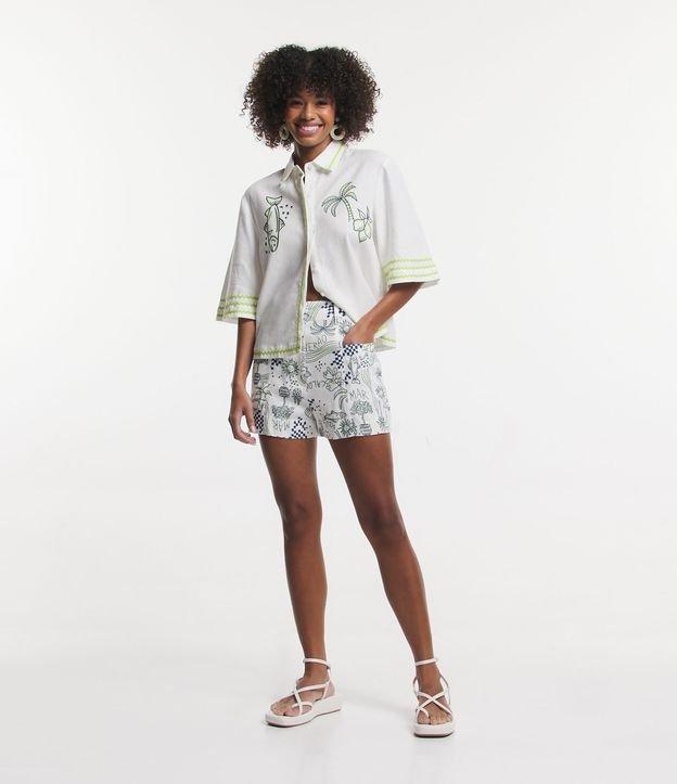 Short Curto em Linho com Botão Bordado e Estampa Verão - 1