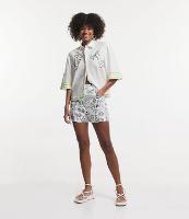 Short Curto em Linho com Botão Bordado e Estampa Verão - 1