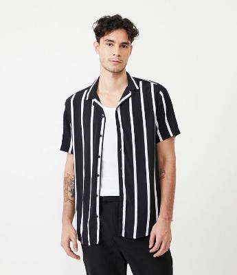 Camisa Slim em Viscose com Listras e Manga Curta