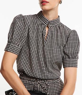 Blusa em Crepe com Gola Alta Abotoada e Manga Bufant