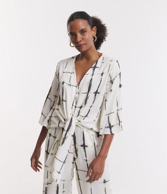 Blusa Manga 3/4 em Viscose com Amarração e Blocos Manchados Estampados