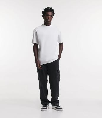 Calça Baggy Jeans com Bolsos Cargo Laterais