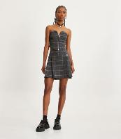 Saia Curta Plissada em Alfaiataria Estampa Xadrez com Corações e Fivelas em Metal - 1