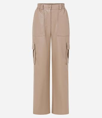 Calça Reta em Material Sintético com Bolsos Laterais