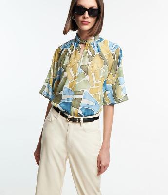 Blusa em Crepe com Estampa Abstrata e Mangas Amplas