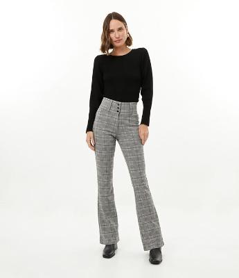 Calça Flare em Ponto Roma com Padronagem Xadrez
