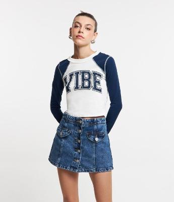 Blusa Cropped em Meia Malha Cava Raglan e Lettering Vibe
