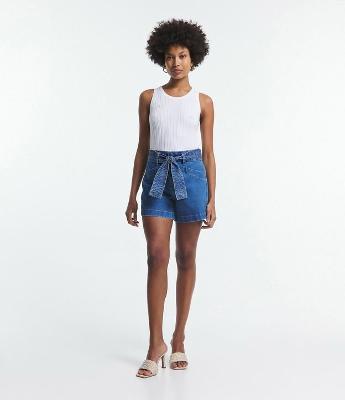 Short Cintura Alta em Jeans com Cinto de Tecido Pespontado