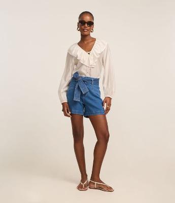 Short Cintura Alta em Jeans com Cinto de Tecido Pespontado