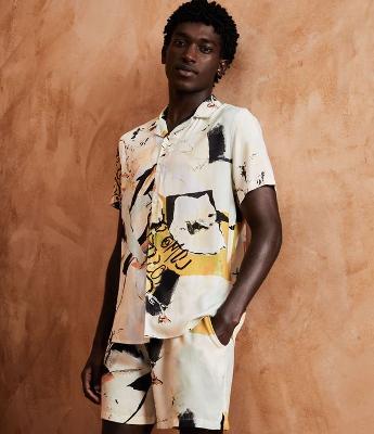 Camisa Slim em Viscose Manga Curta com Estampa Artística em Rabiscos