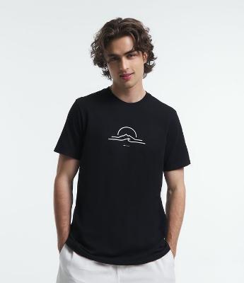 Camiseta Regular em Algodão com Estampa de Sol e Mar em Relevo