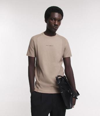 Camiseta Slim em Meia Malha com Lettering e Recortes Texturizados